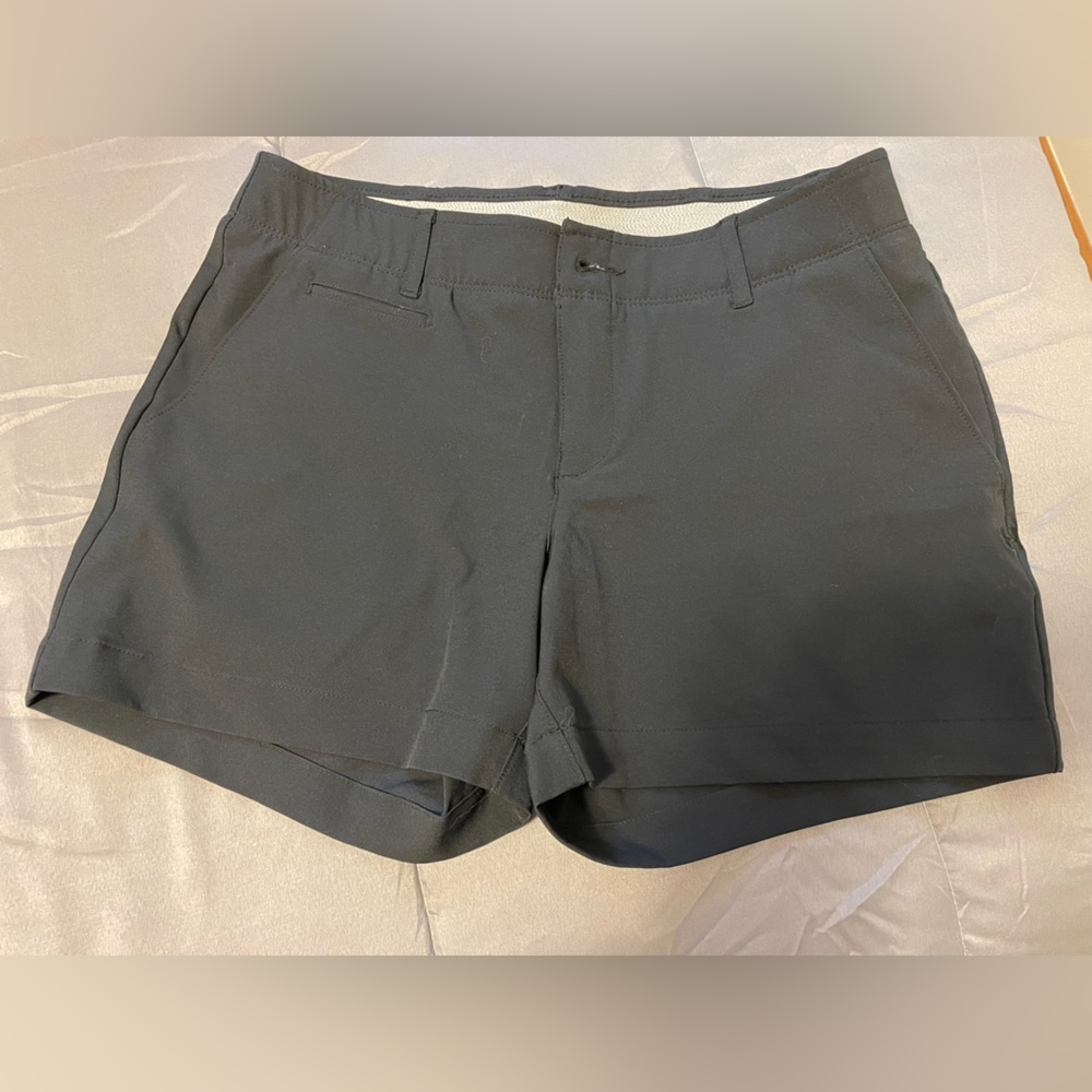 UA heat gear fitted size 4 golf shorts. Black